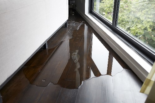 curge apa pe la termopan intra in casa